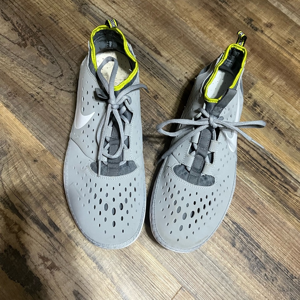 Nike Mens slip on sneakers with ties Size 12